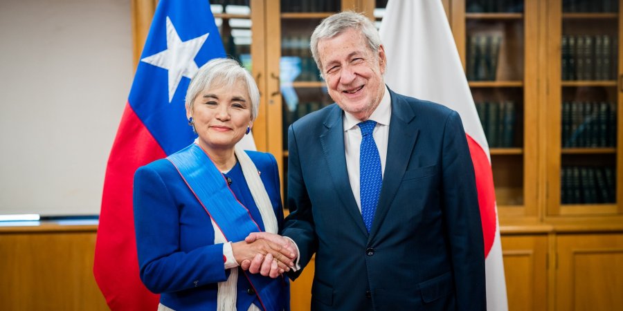 Canciller condecora a la embajadora de Japón por el término de sus funciones en Chile