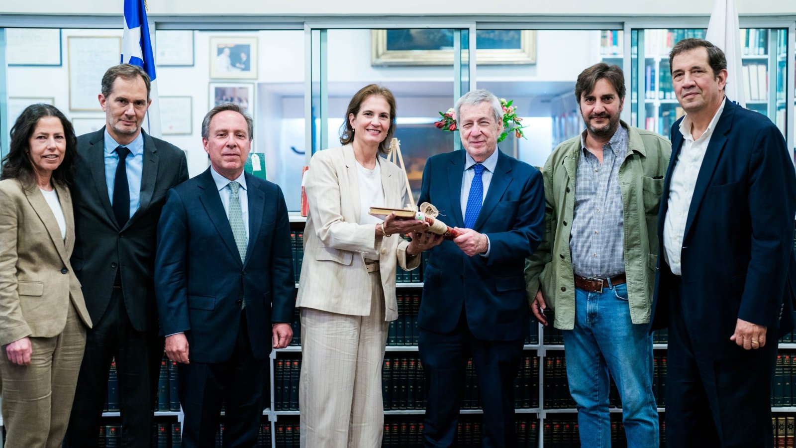Canciller encabeza ceremonia de donación bibliográfica al Ministerio de Relaciones Exteriores en memoria del exembajador José Miguel Barros Franco