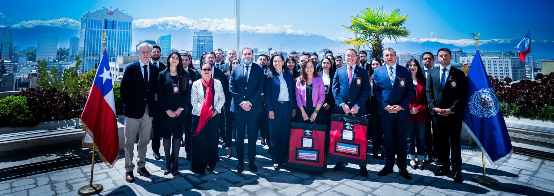 Subsecretaria Gloria de la Fuente despide a funcionarios de la PDI que apoyarán la implementación de la elección presidencial en el exterior