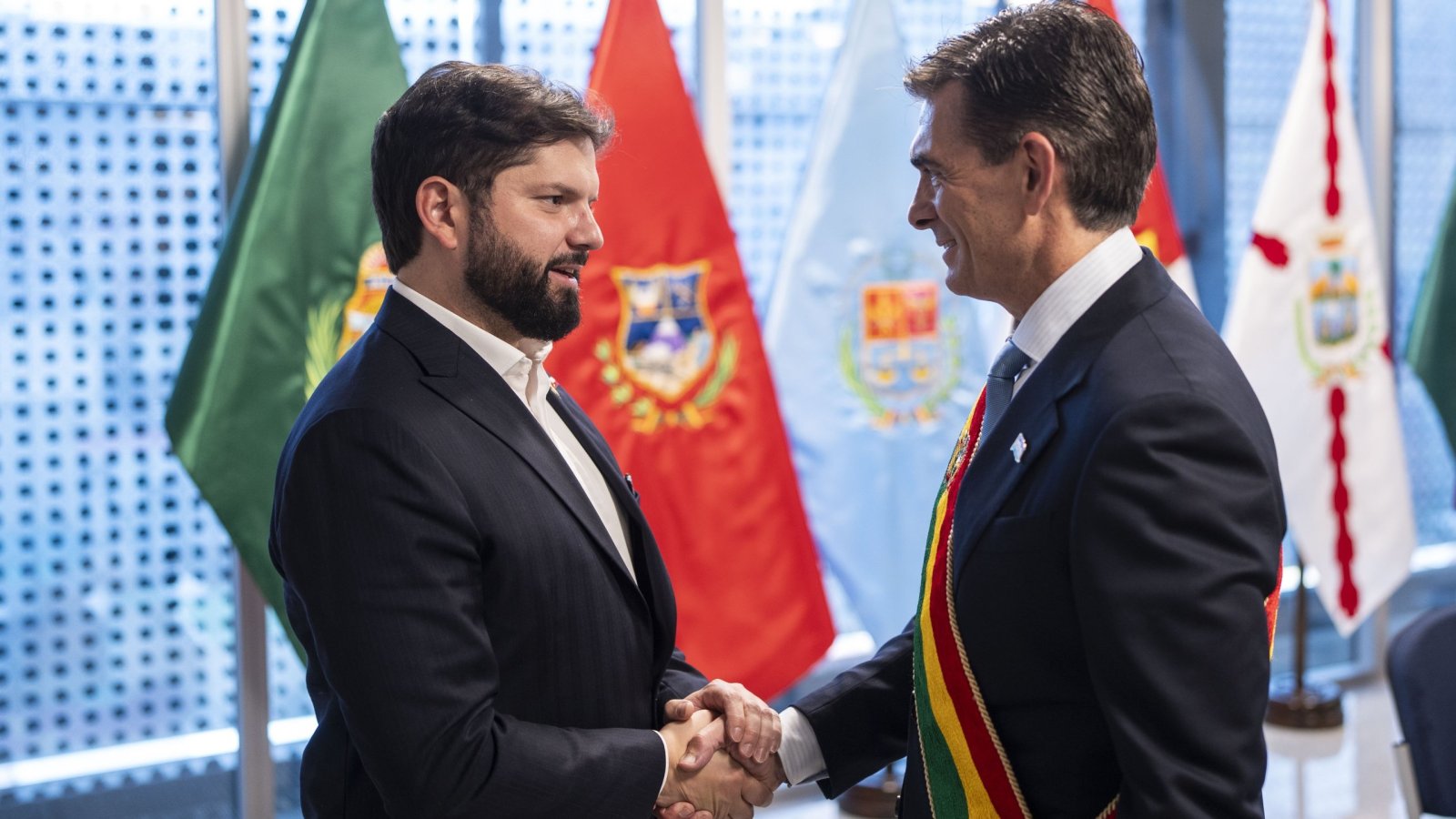 La subsecretaria Gloria de la Fuente acompaña al Presidente de la República, Gabriel Boric Font, a la asunción del Presidente de Bolivia, Rodrigo Paz