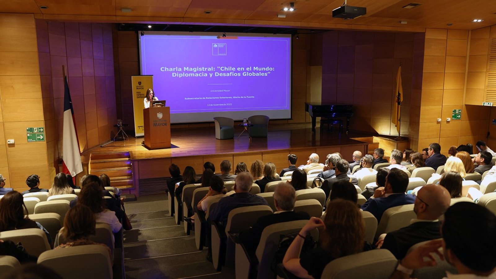 Subsecretaria realiza charla magistral sobre la política exterior de Chile y desafíos globales en la Universidad Mayor