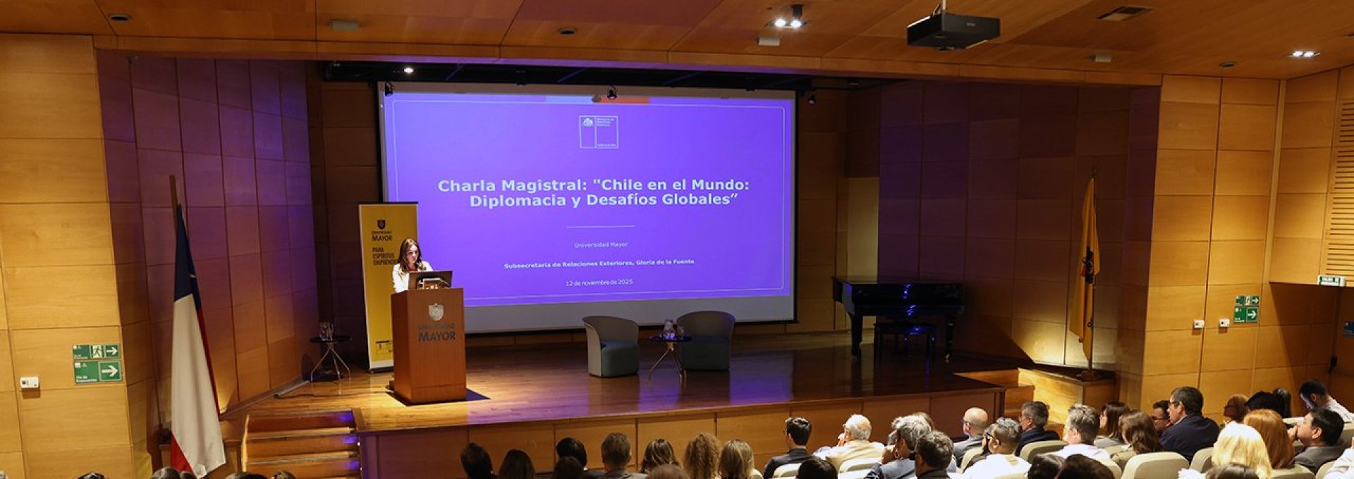 Subsecretaria realiza charla magistral sobre la política exterior de Chile y desafíos globales en la Universidad Mayor