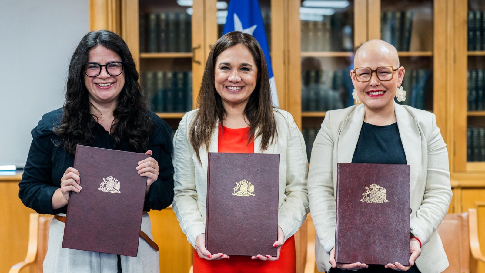 Subsecretaria Gloria de la Fuente encabeza la firma de convenio de colaboración con el Ministerio de la Mujer y el Servicio Nacional de la Mujer y Equidad de Género
