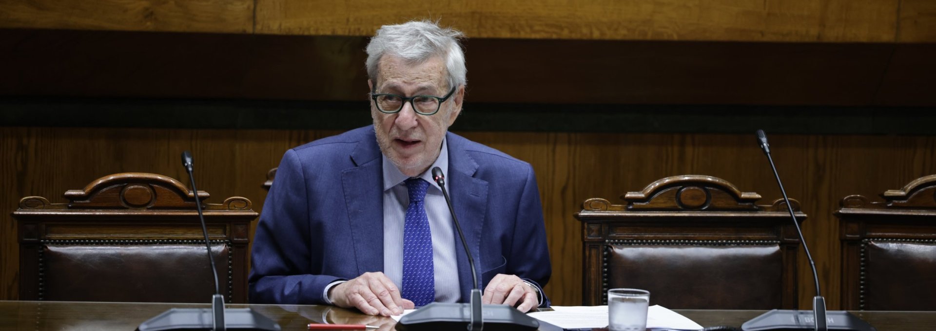 Ministro asiste a sesión del Senado de la República