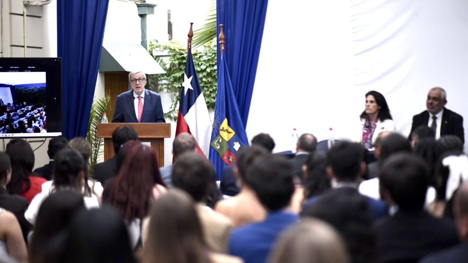 Canciller participa en ceremonia de titulación de la Licenciatura de Estudios Internacionales de la Universidad de Chile