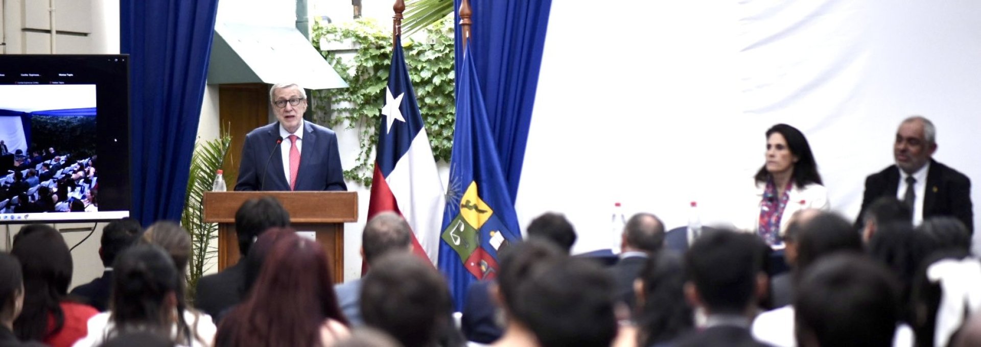 Canciller participa en ceremonia de titulación de la Licenciatura de Estudios Internacionales de la Universidad de Chile