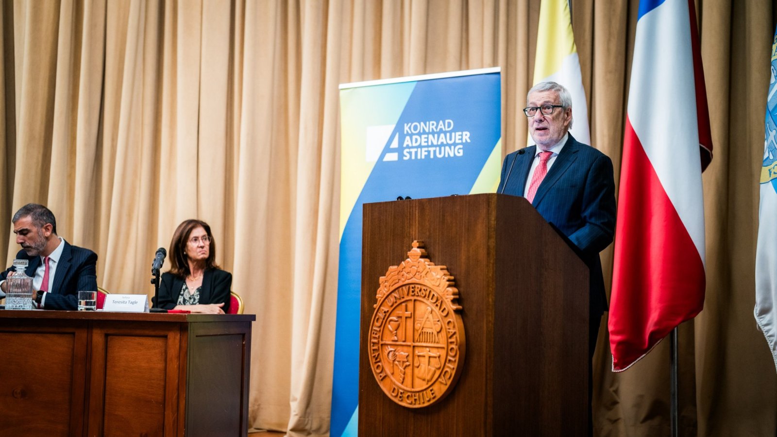 Canciller realiza clase magistral en la Universidad Católica sobre los desafíos de la política exterior de Chile
