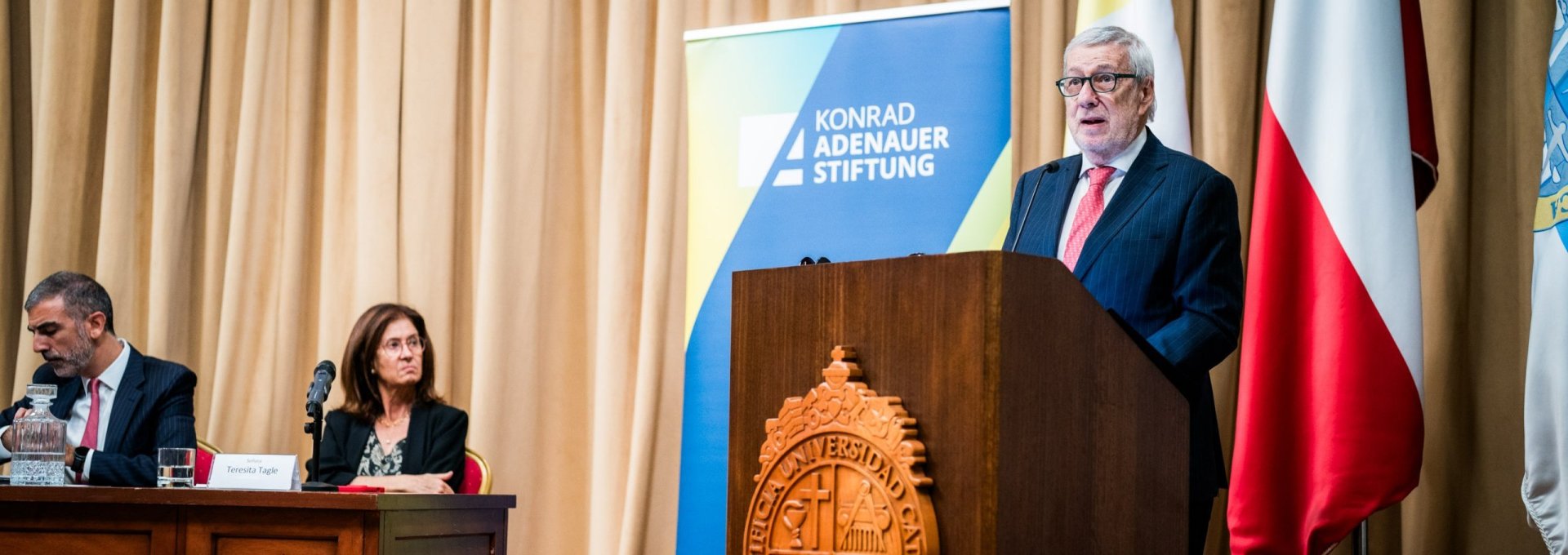 Canciller realiza clase magistral en la Universidad Católica sobre los desafíos de la política exterior de Chile