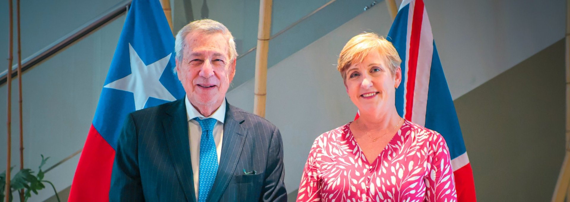 Ministro se reúne con embajadora de Reino Unido en Chile por el término de sus funciones en el país