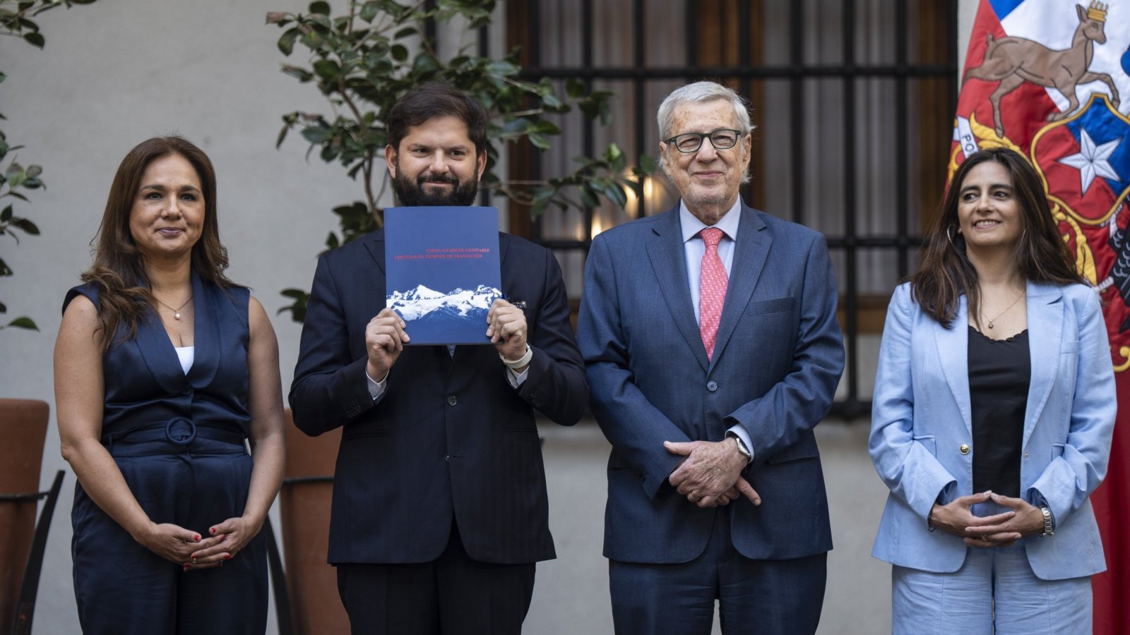 Canciller van Klaveren y Presidente Boric presentan libro sobre política exterior en el periodo 2022 - 2026