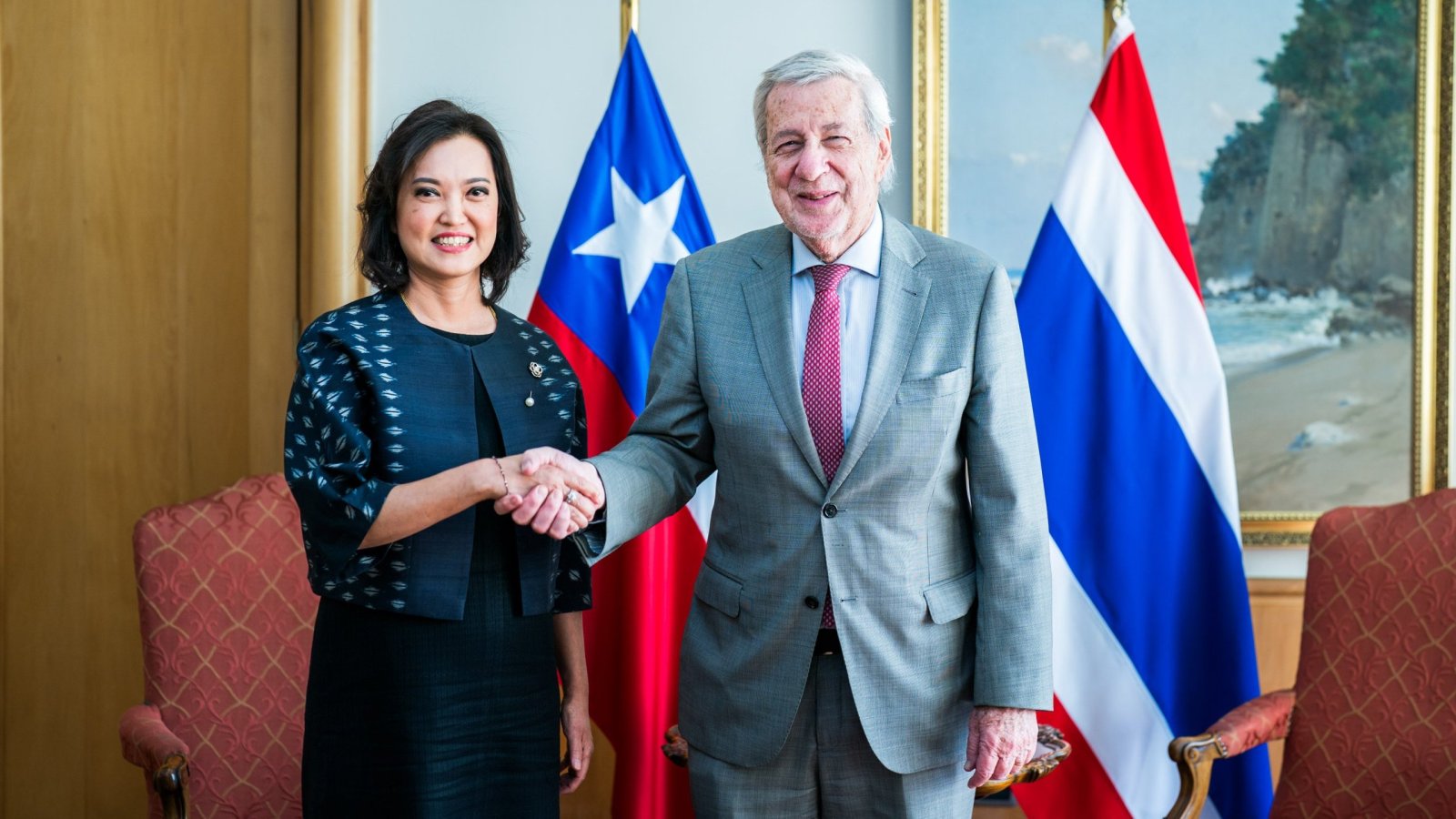 Canciller recibe donación de Tailandia para la reconstrucción tras incendios forestales