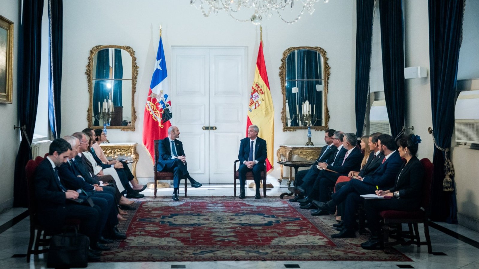 Canciller acompaña al Presidente en reunión con máximas autoridades del Senado de España para fortalecer la cooperación política y comercial