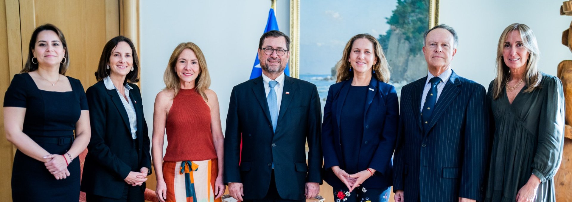 Ministro Pérez Mackenna se reúne con la presidenta de la CPC y destaca la colaboración público-privada como motor de desarrollo