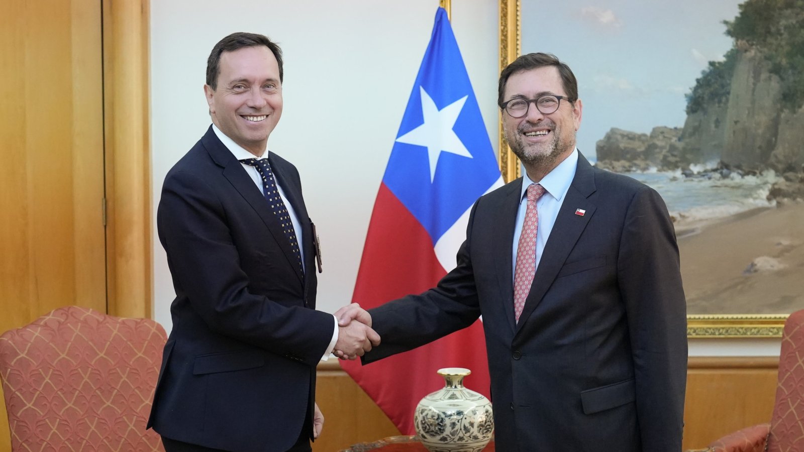 Canciller se reúne con director general de Policía de Investigaciones para abordar la agenda contra el crimen organizado transnacional