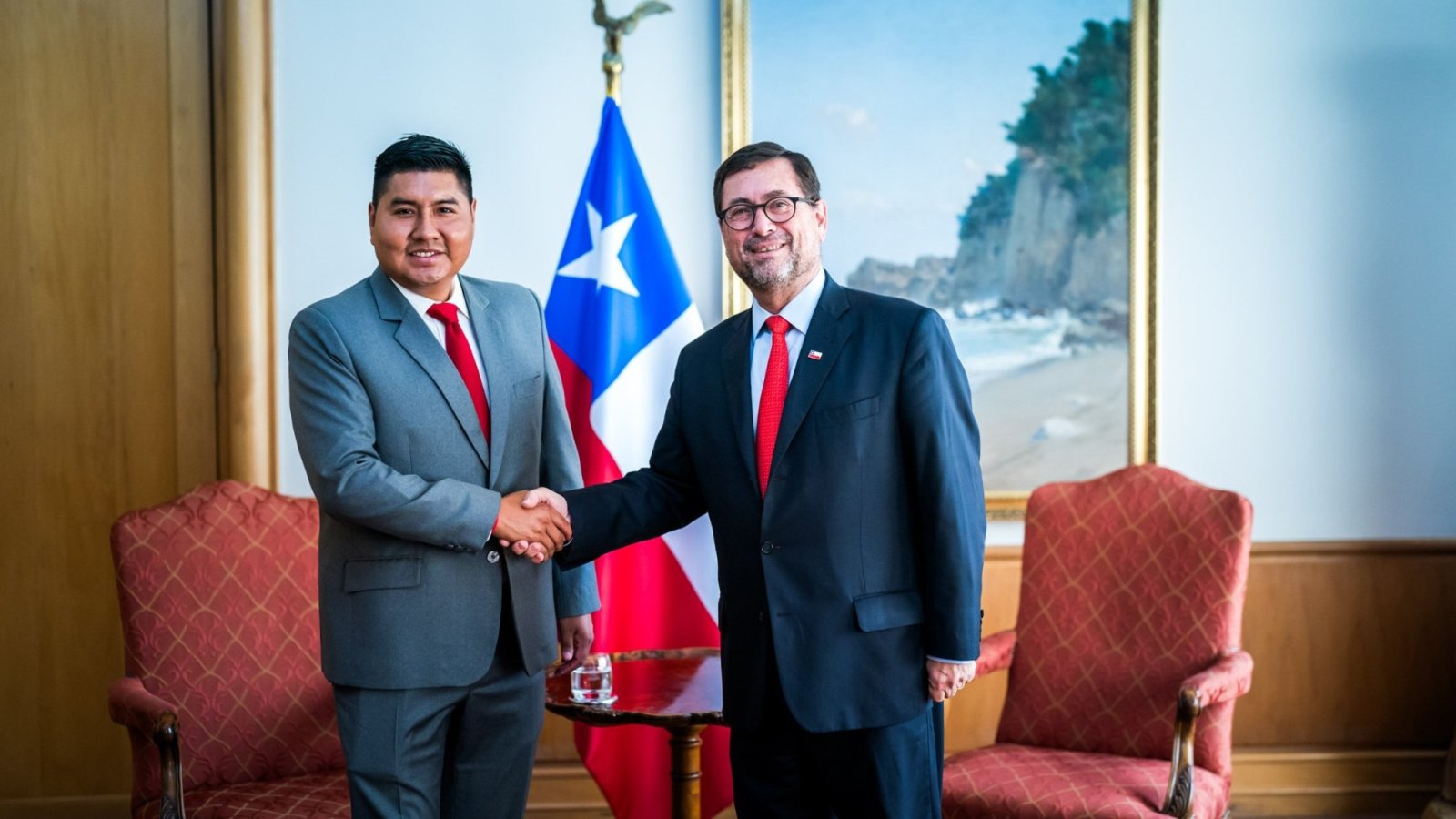 Ministro Pérez Mackenna se reúne con el gobernador de Arica