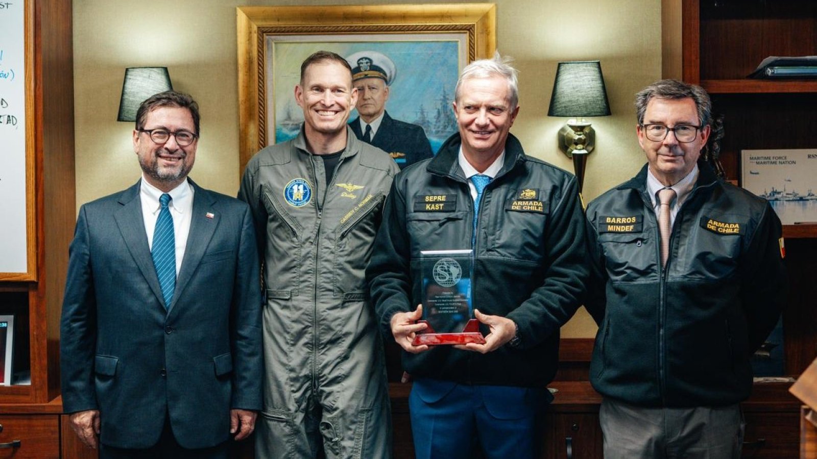 Canciller acompaña al Presidente Kast en visita al portaaviones USS Nimitz