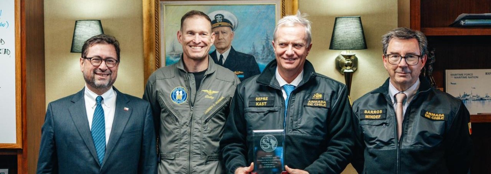 Canciller acompaña al Presidente Kast en visita al portaaviones USS Nimitz