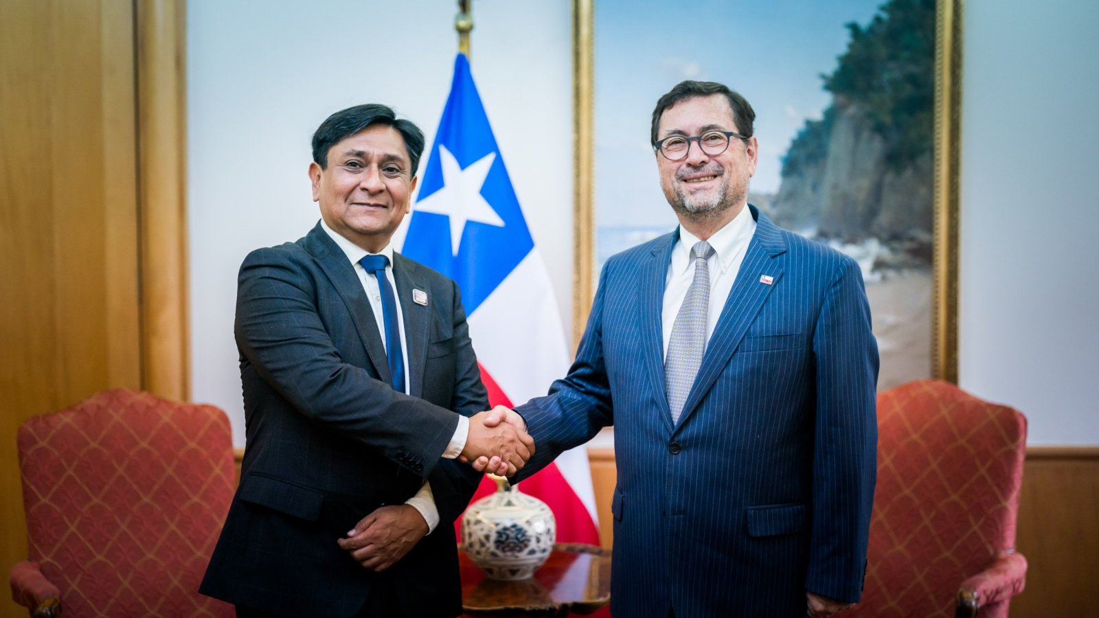 Canciller se reúne con el gobernador de Antofagasta y destaca ventajas del Corredor Bioceánico Vial para la zona norte del país