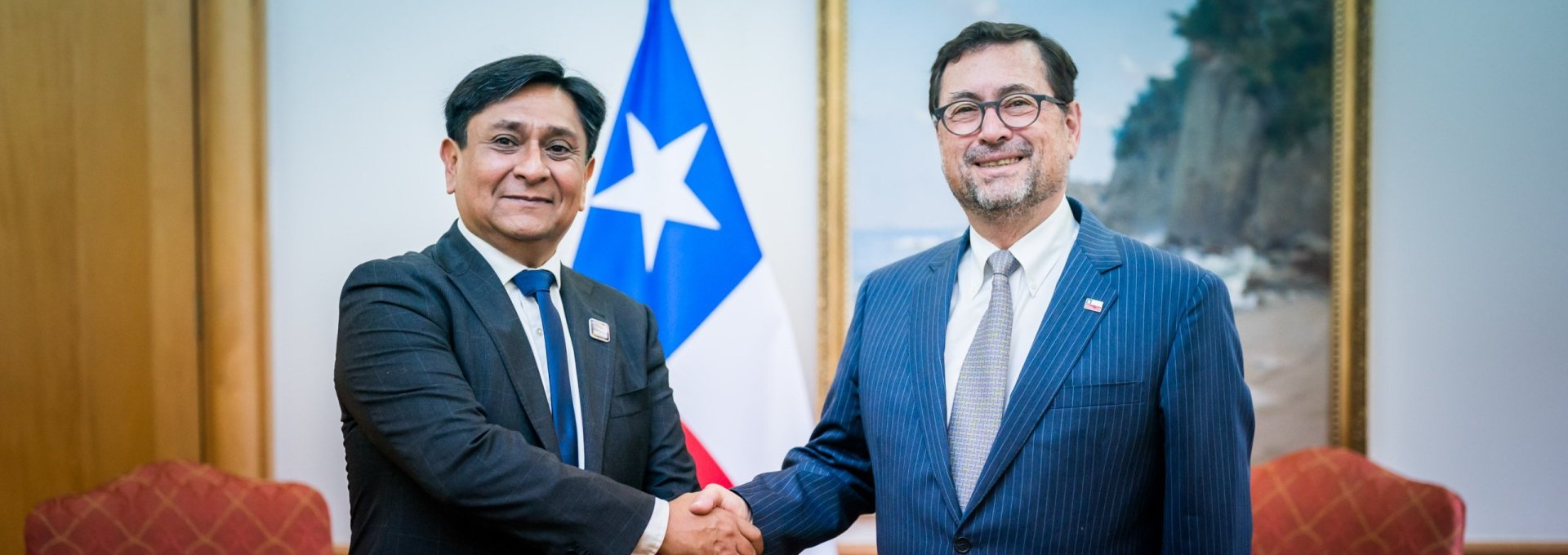 Canciller se reúne con el gobernador de Antofagasta y destaca ventajas del Corredor Bioceánico Vial para la zona norte del país