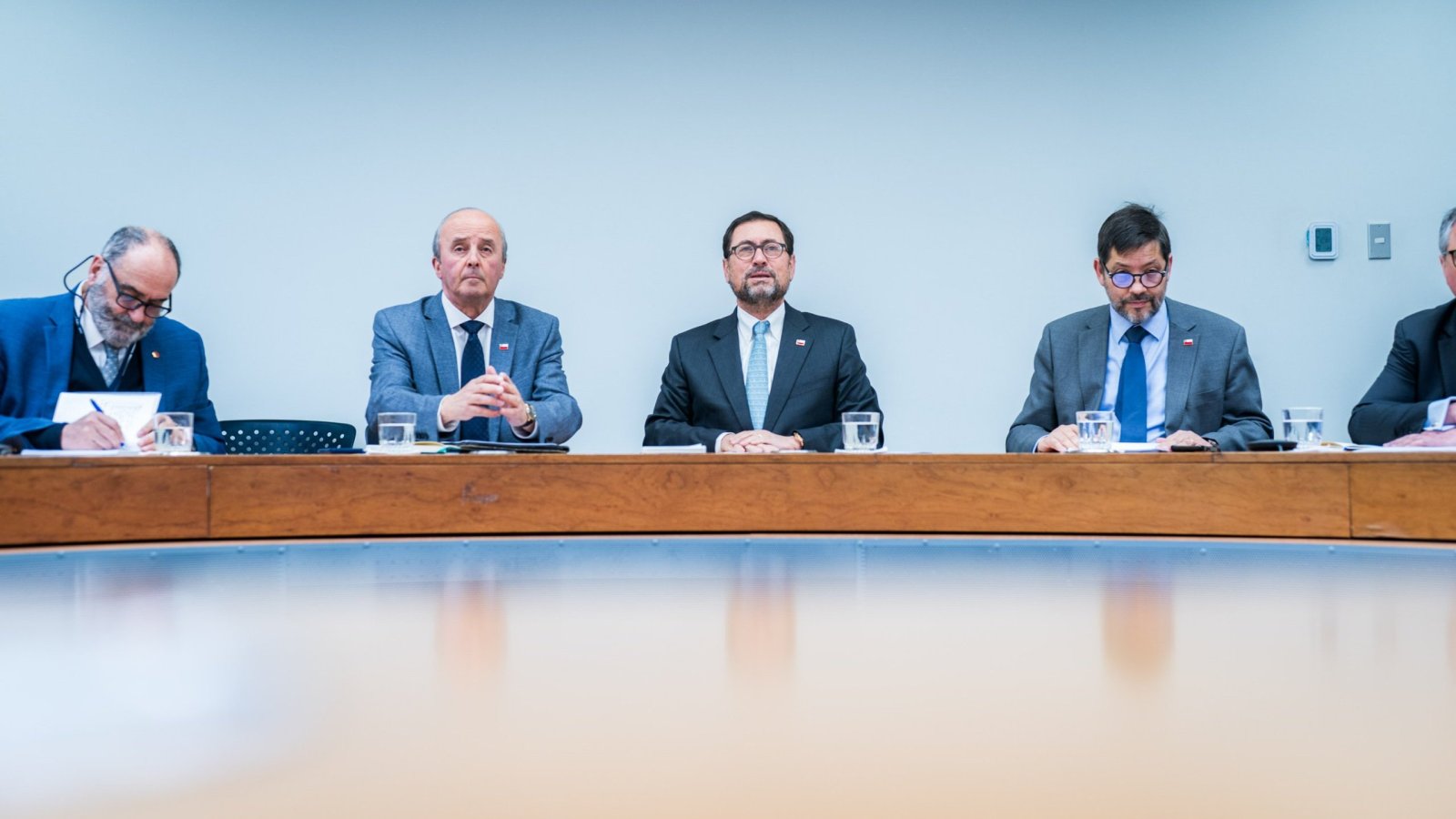 Canciller Pérez Mackenna sostiene reunión con embajadores chilenos en Europa
