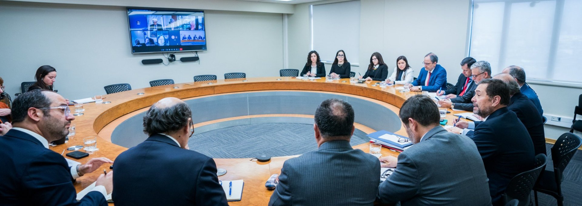 Canciller Pérez Mackenna sostiene reunión con embajadores chilenos en América del Sur para establecer prioridades y fortalecer coordinación