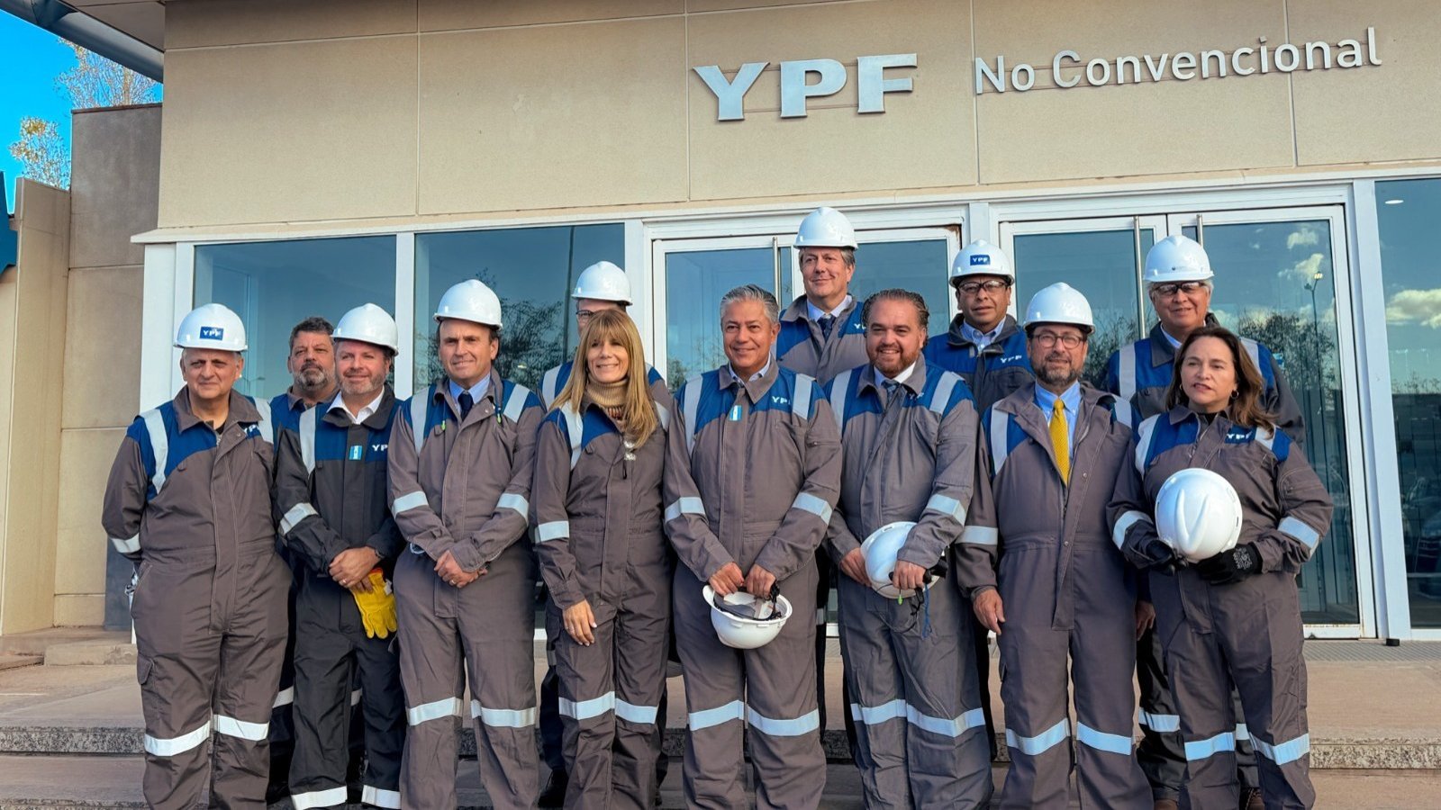 Ministros de Relaciones Exteriores y Energía visitan principal yacimiento de hidrocarburos de Argentina para profundizar la integración energética