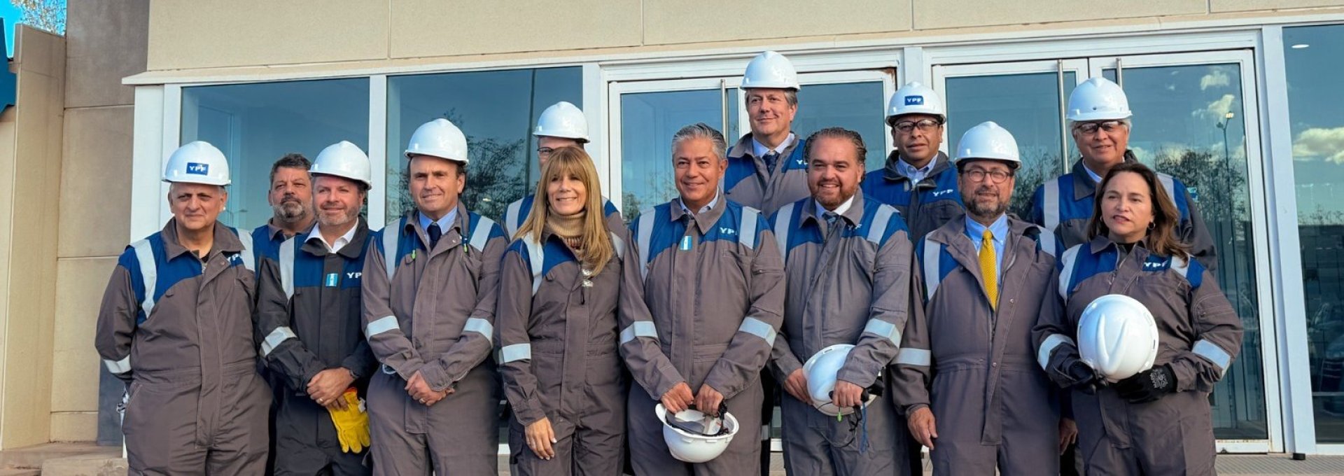 Ministros de Relaciones Exteriores y Energía visitan principal yacimiento de hidrocarburos de Argentina para profundizar la integración energética