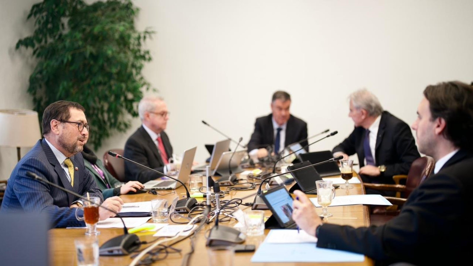 Canciller presenta dos iniciativas ante la Comisión de RR.EE. del Senado que avanzan con respaldo unánime