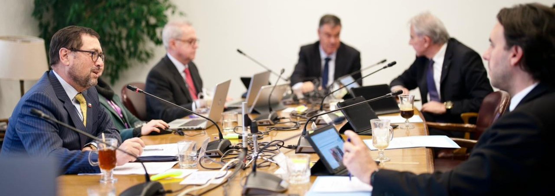 Canciller presenta dos iniciativas ante la Comisión de RR.EE. del Senado que avanzan con respaldo unánime