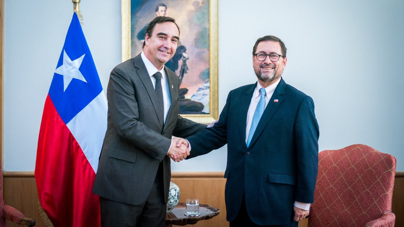 Canciller se reúne con gobernador de Magallanes y abordan próximos desafíos de la región