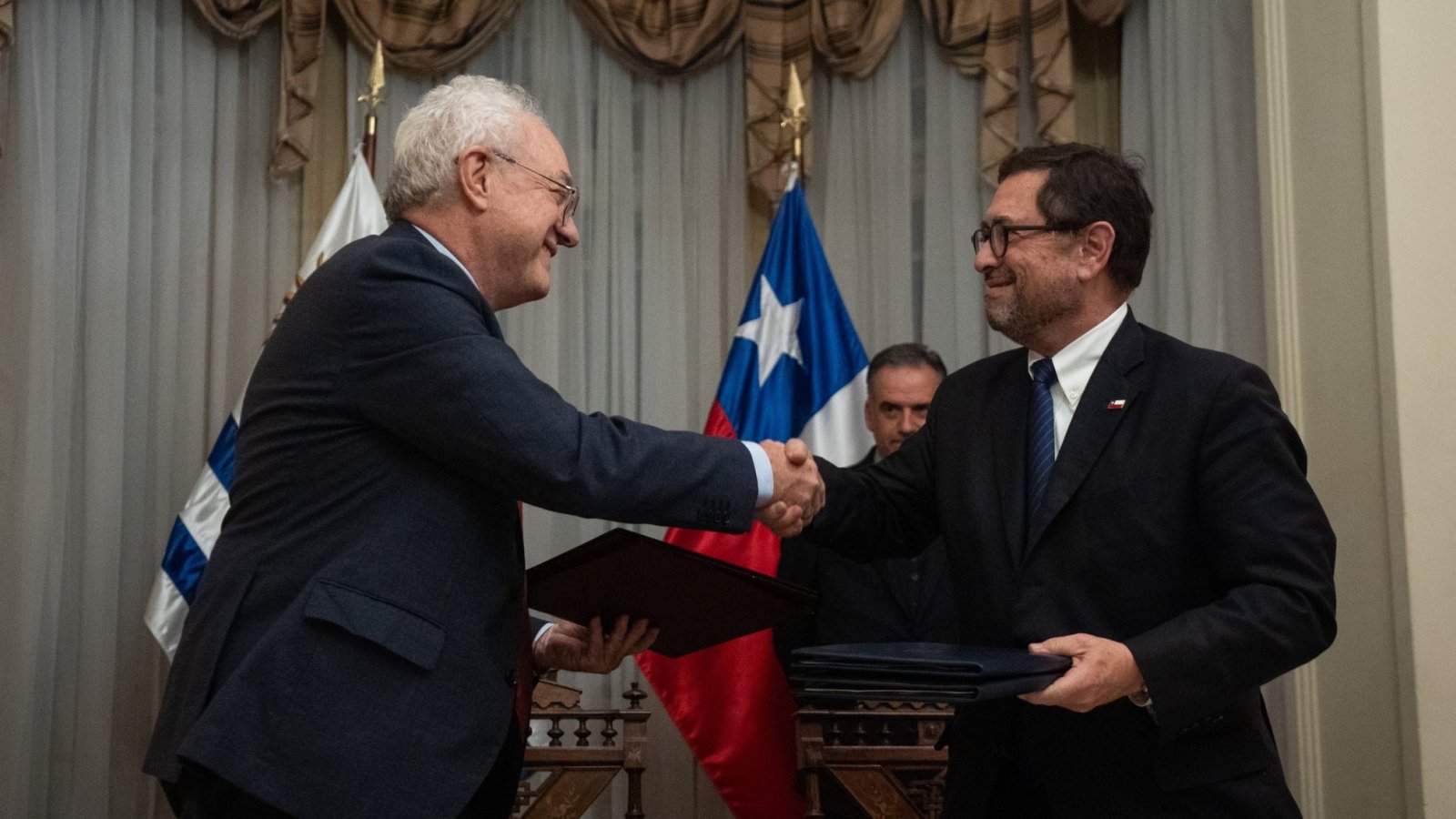 Cancilleres de Chile y Uruguay suscriben acuerdo para la cooperación diplomática