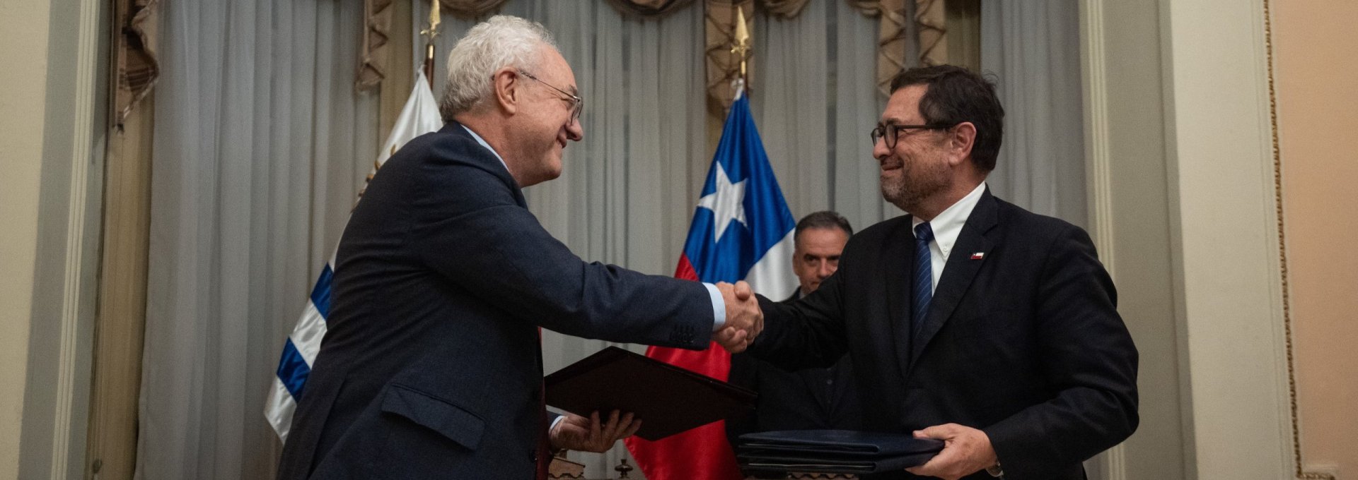 Cancilleres de Chile y Uruguay suscriben acuerdo para la cooperación diplomática