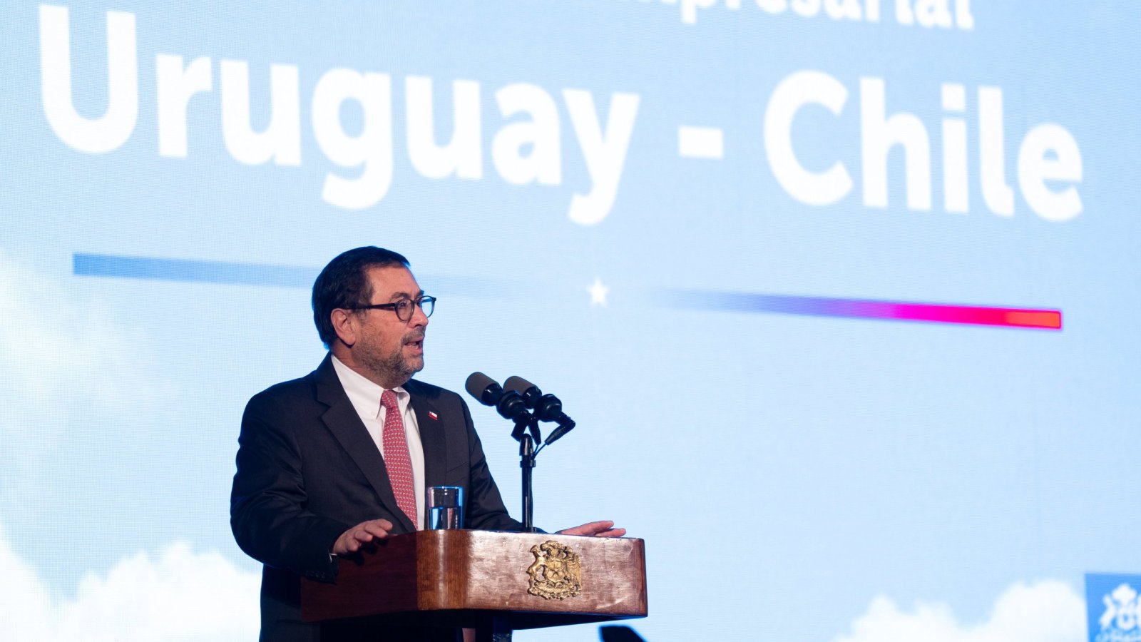 Canciller acompaña al Presidente en encuentro empresarial para impulsar el comercio y la inversión con Uruguay