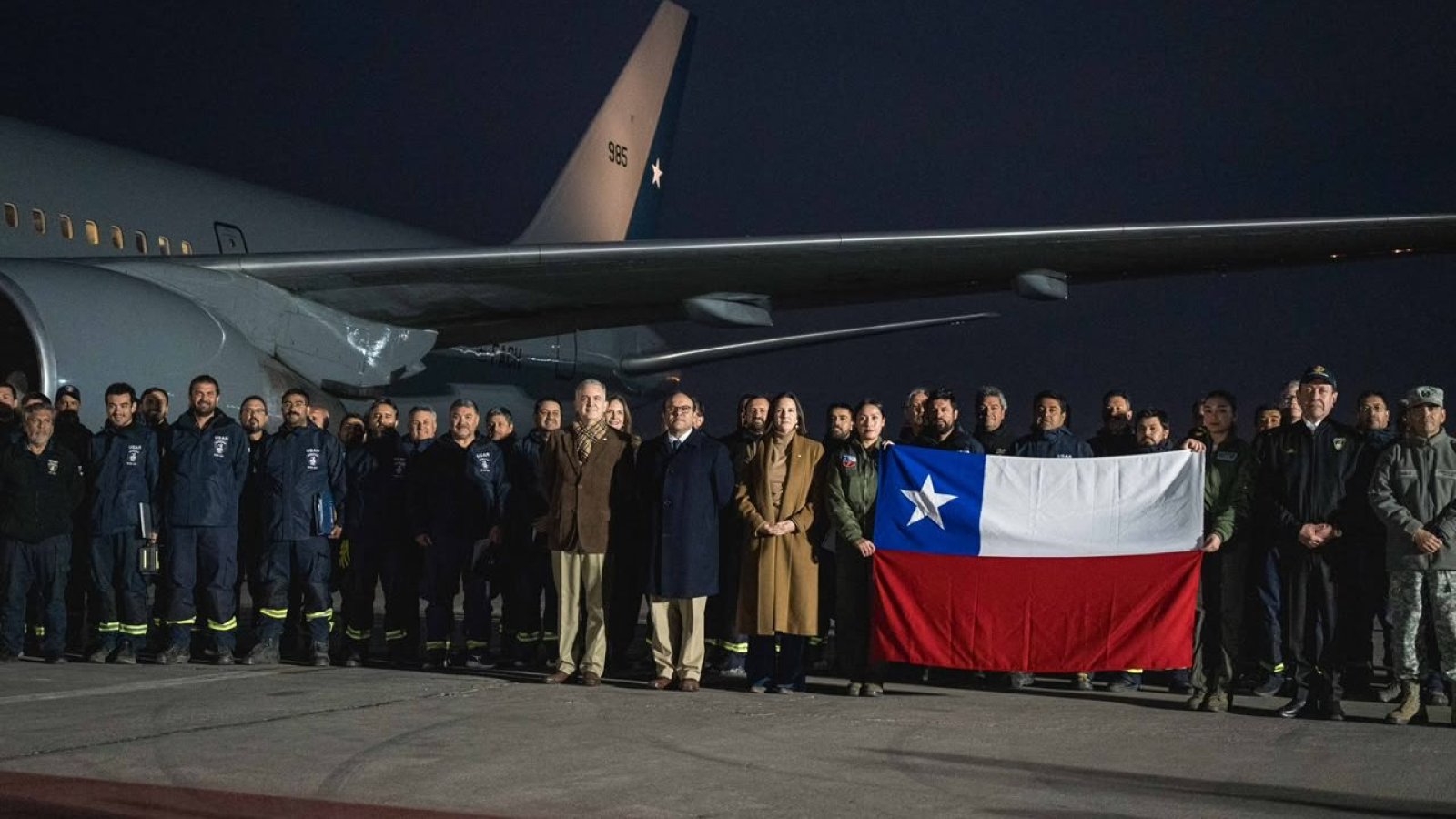 Subsecretaria Estévez recibe a los 45 rescatistas chilenos que arribaron desde Venezuela: "Chile va a estar siempre disponible para apoyar a los países que lo requieran”