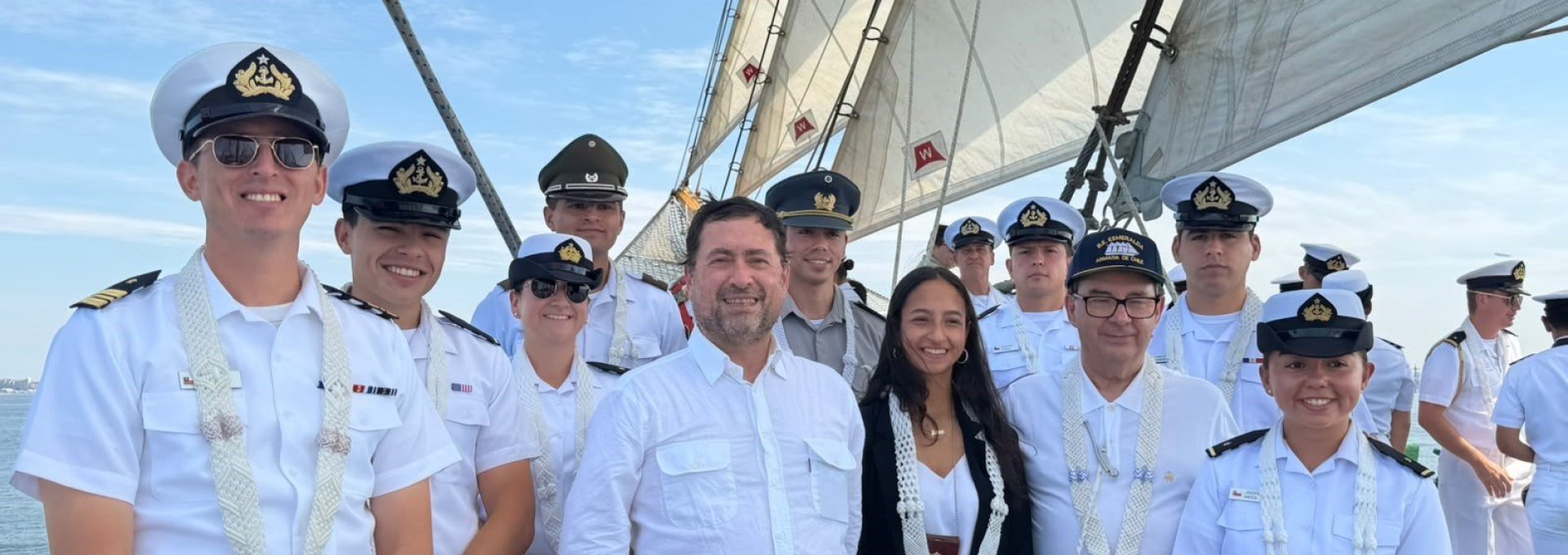 Canciller asiste a histórica conmemoración de los 250 años de independencia de Estados Unidos a bordo del buque escuela Esmeralda