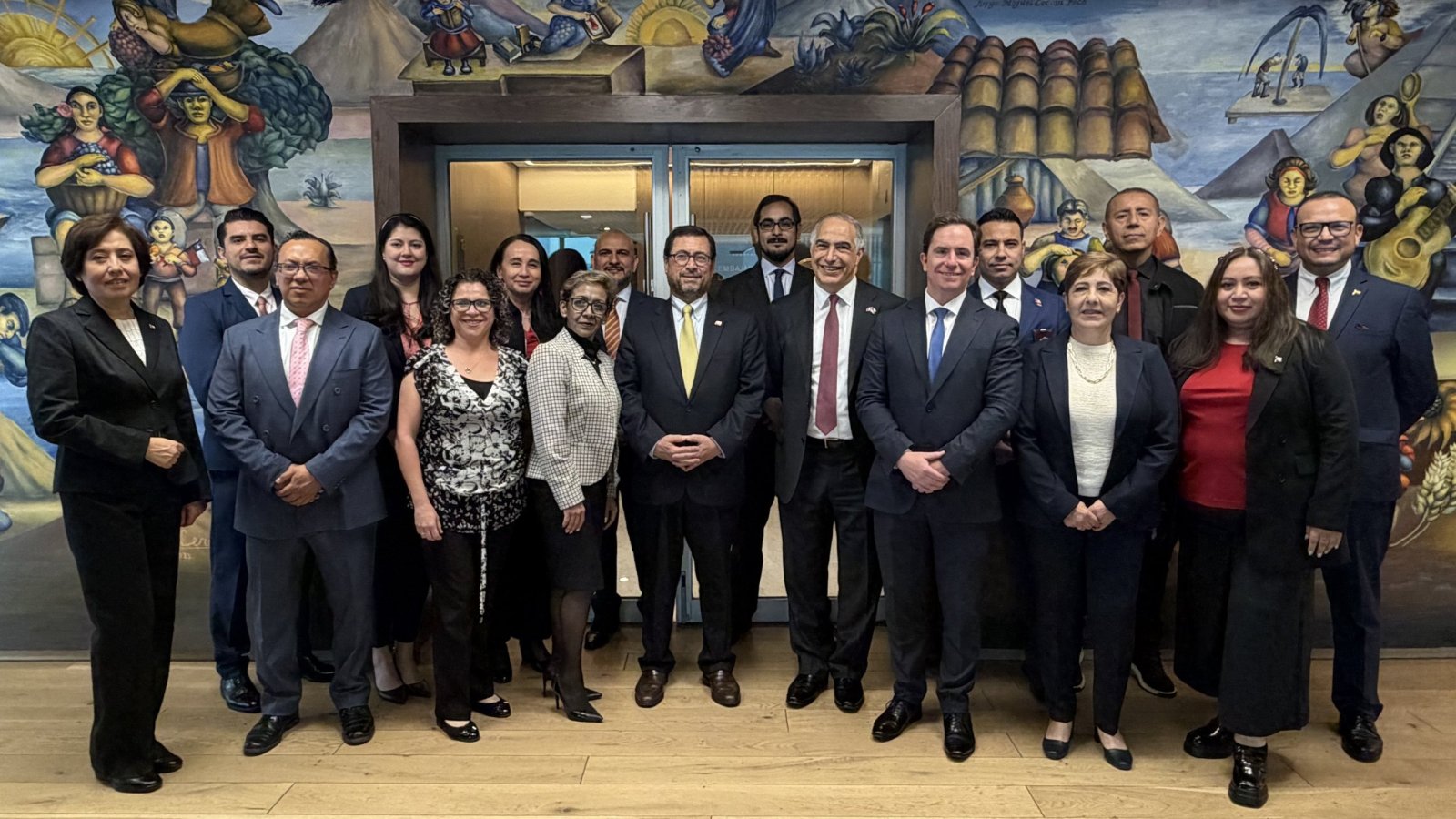 Ministro Pérez Mackenna visita embajada de Chile en México