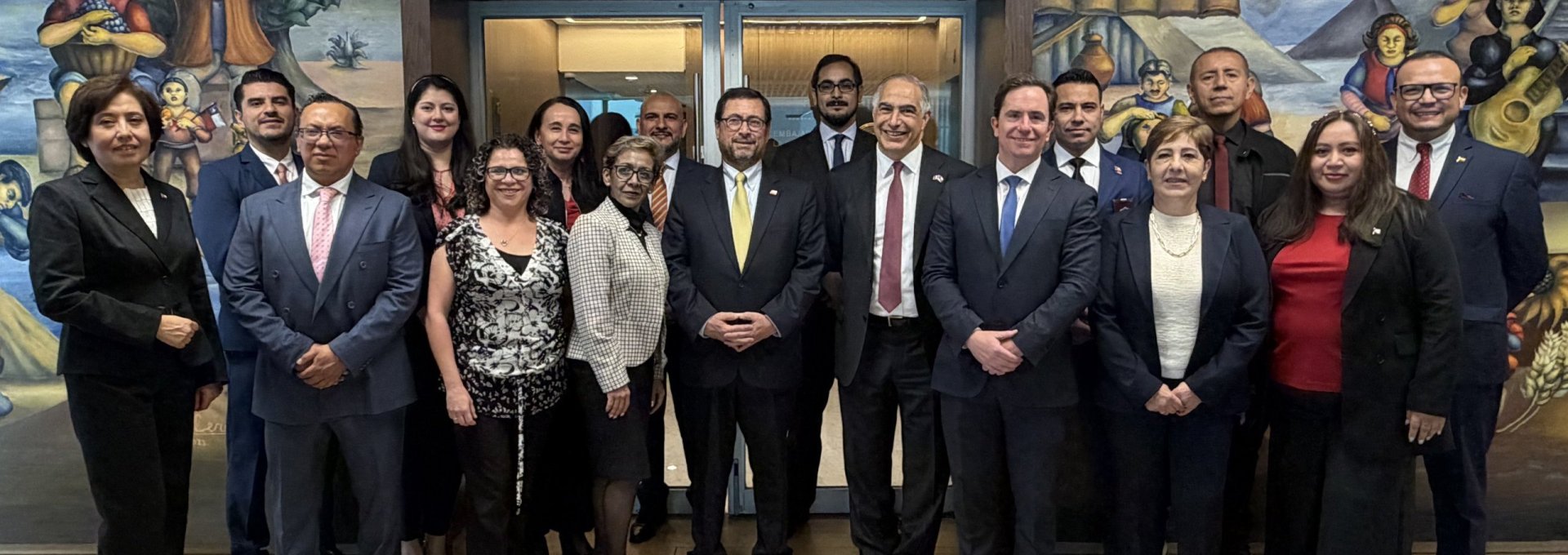 Ministro Pérez Mackenna visita embajada de Chile en México
