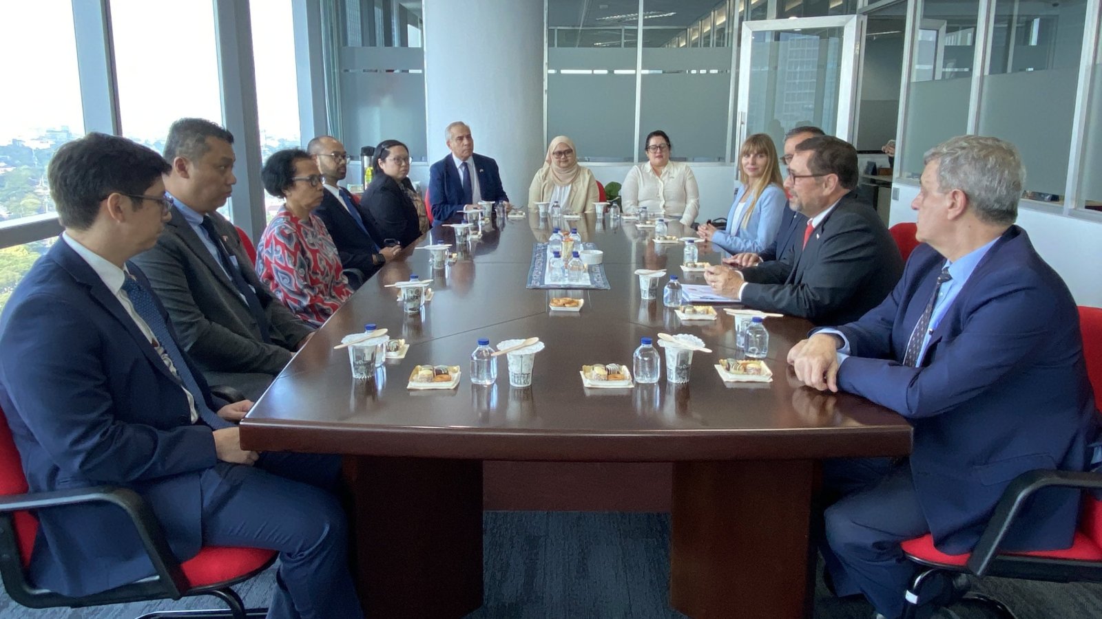 Canciller Pérez Mackenna visita embajada de Chile en Indonesia en el marco de su gira por el Sudeste Asiático