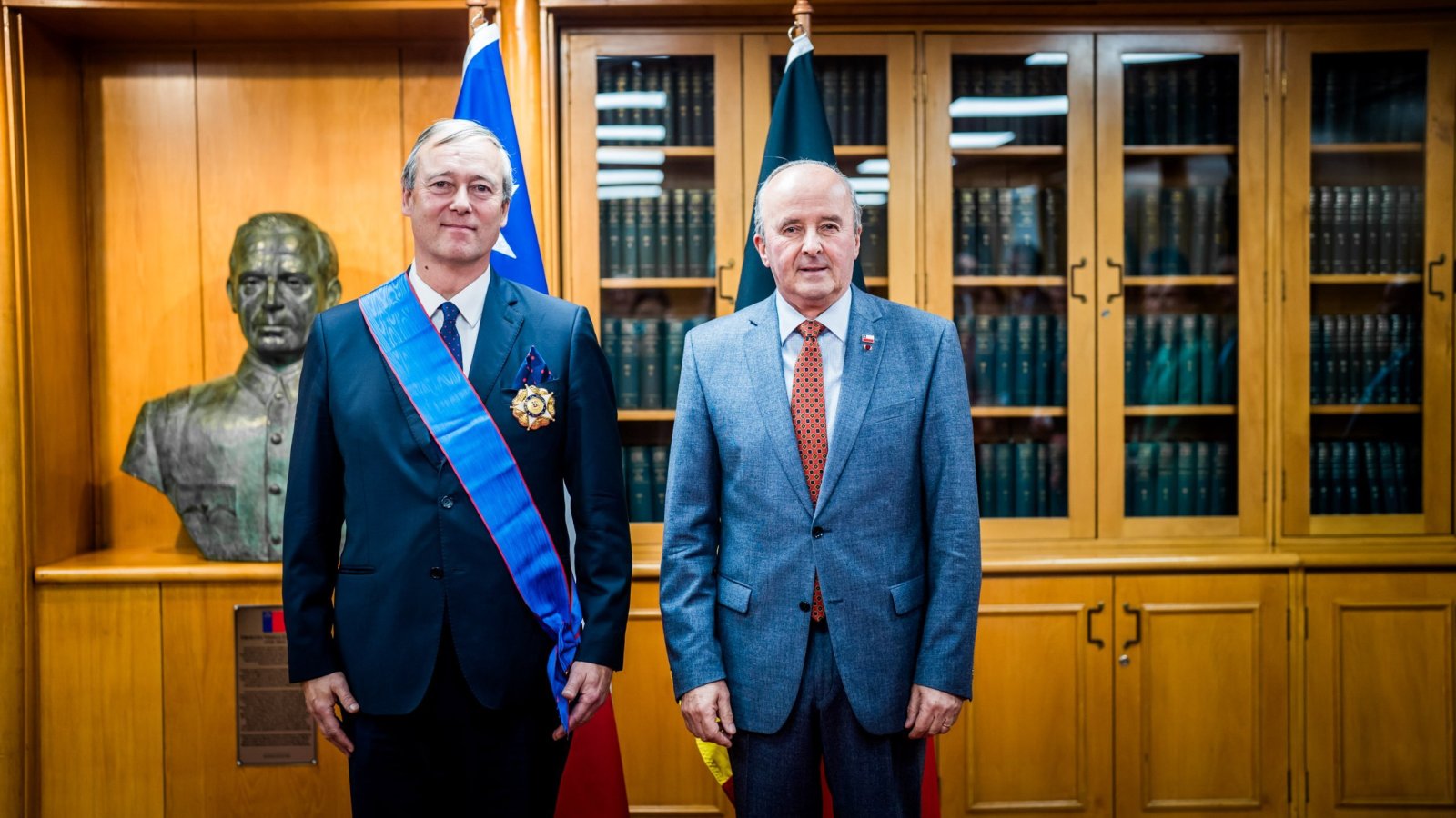 Subsecretario Torres condecora a embajador de Bélgica por el término de sus funciones en Chile