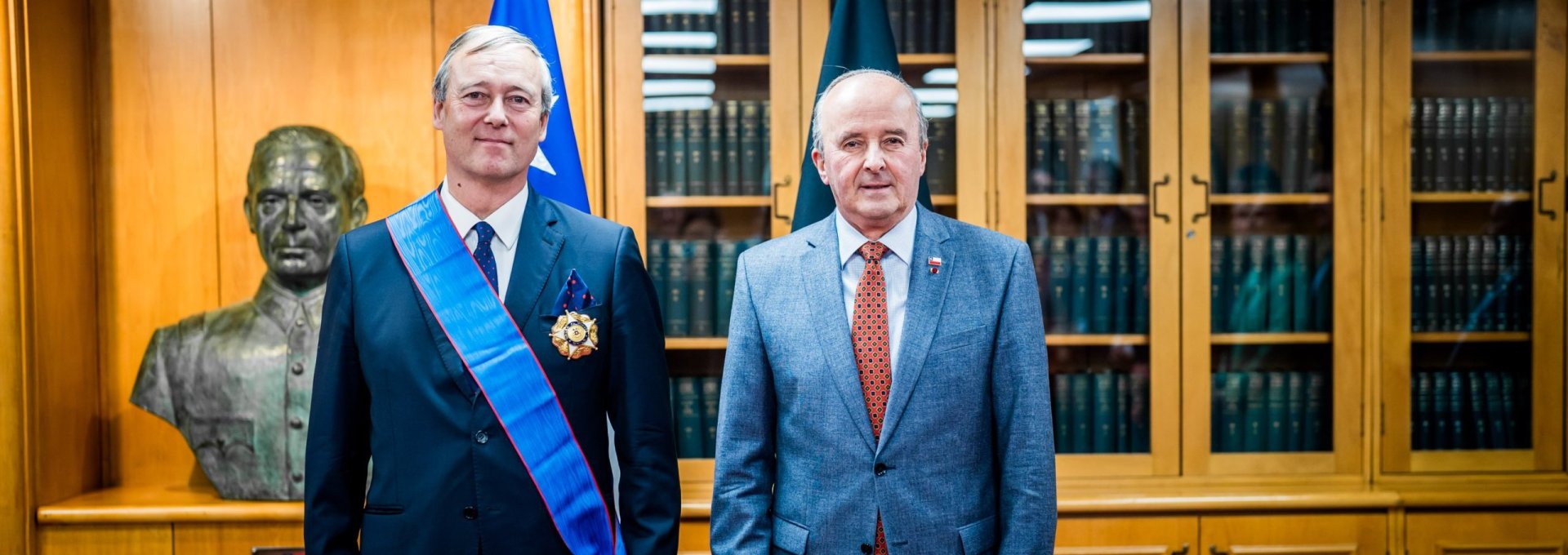 Subsecretario Torres condecora a embajador de Bélgica por el término de sus funciones en Chile