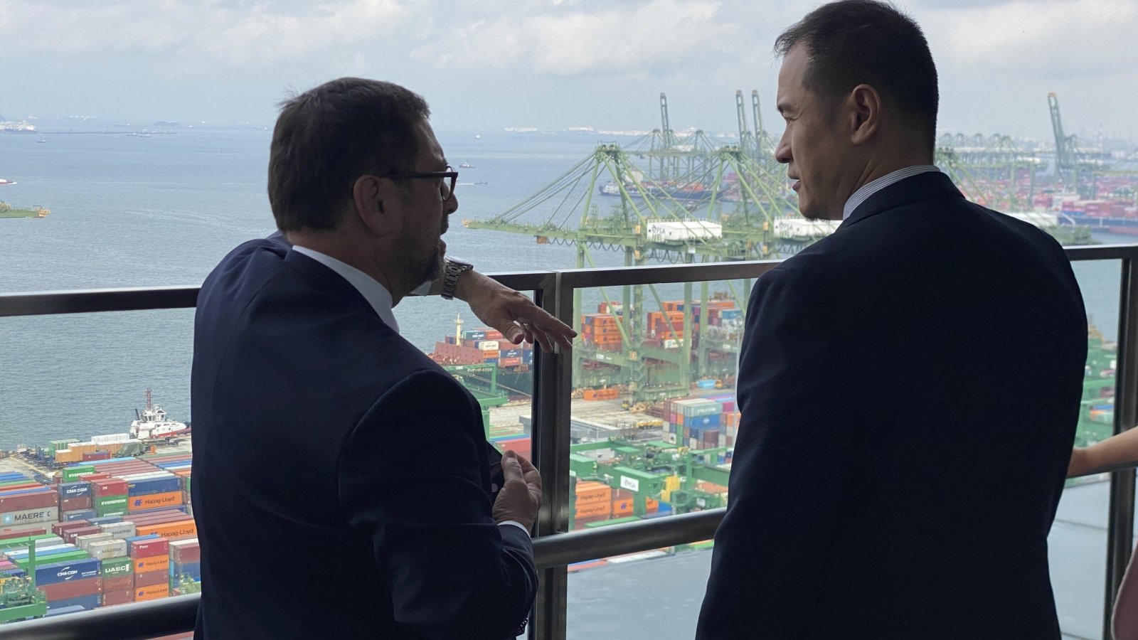 Canciller Pérez Mackenna visita el puerto de Singapur y destaca que tener puertos eficientes es fundamental para el esfuerzo exportador