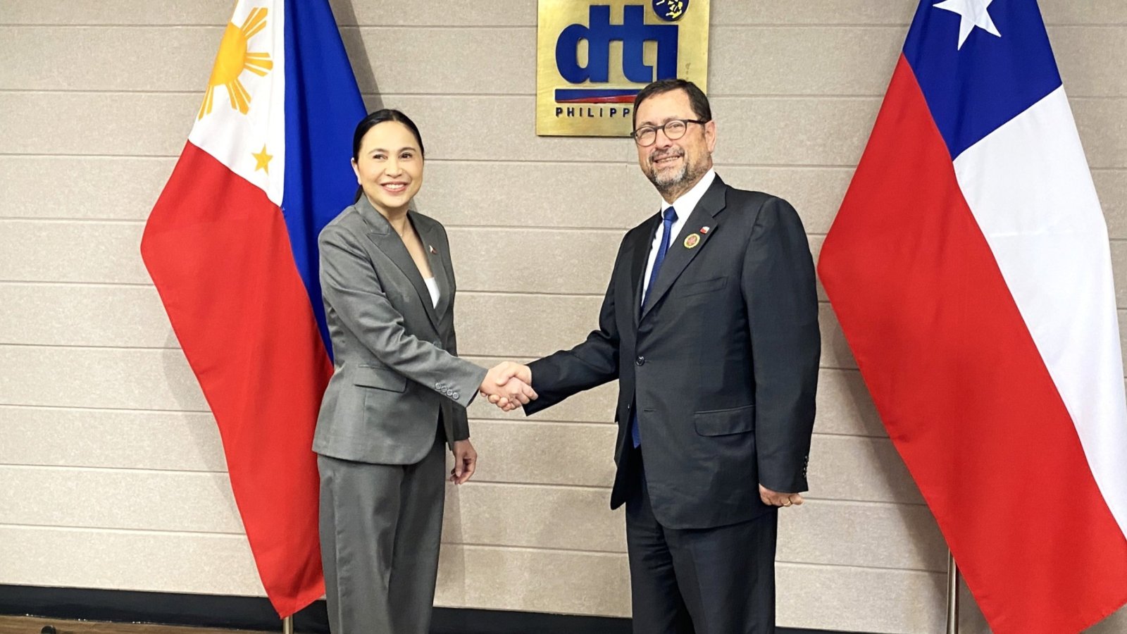 Canciller anuncia acuerdo comercial entre Chile y Filipinas que fortalecerá la inserción del país en el Sudeste Asiático