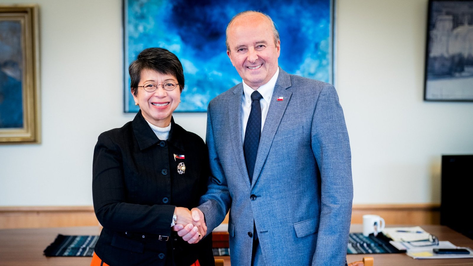 Ministro (s) se reúne con embajadora de Filipinas en Chile