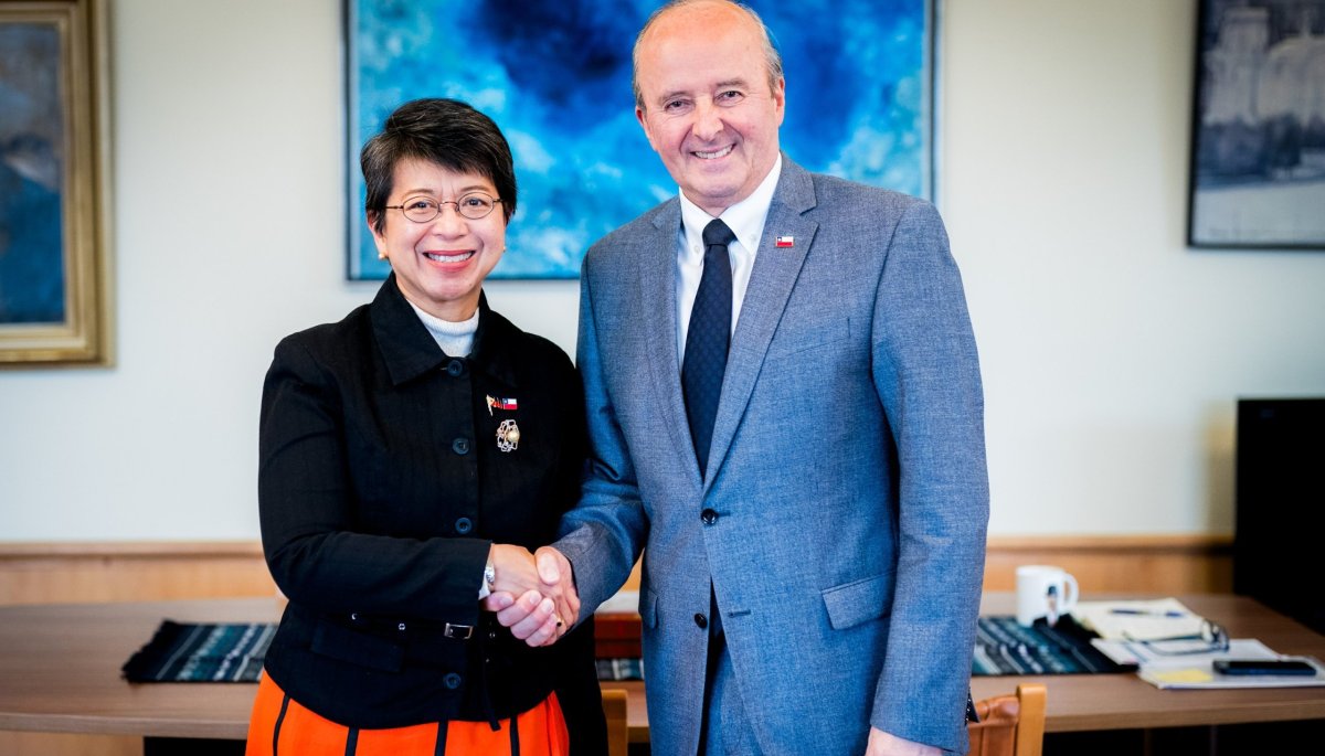 Chilean Minister Meets Philippine Ambassador – Signaling Strategic Review?