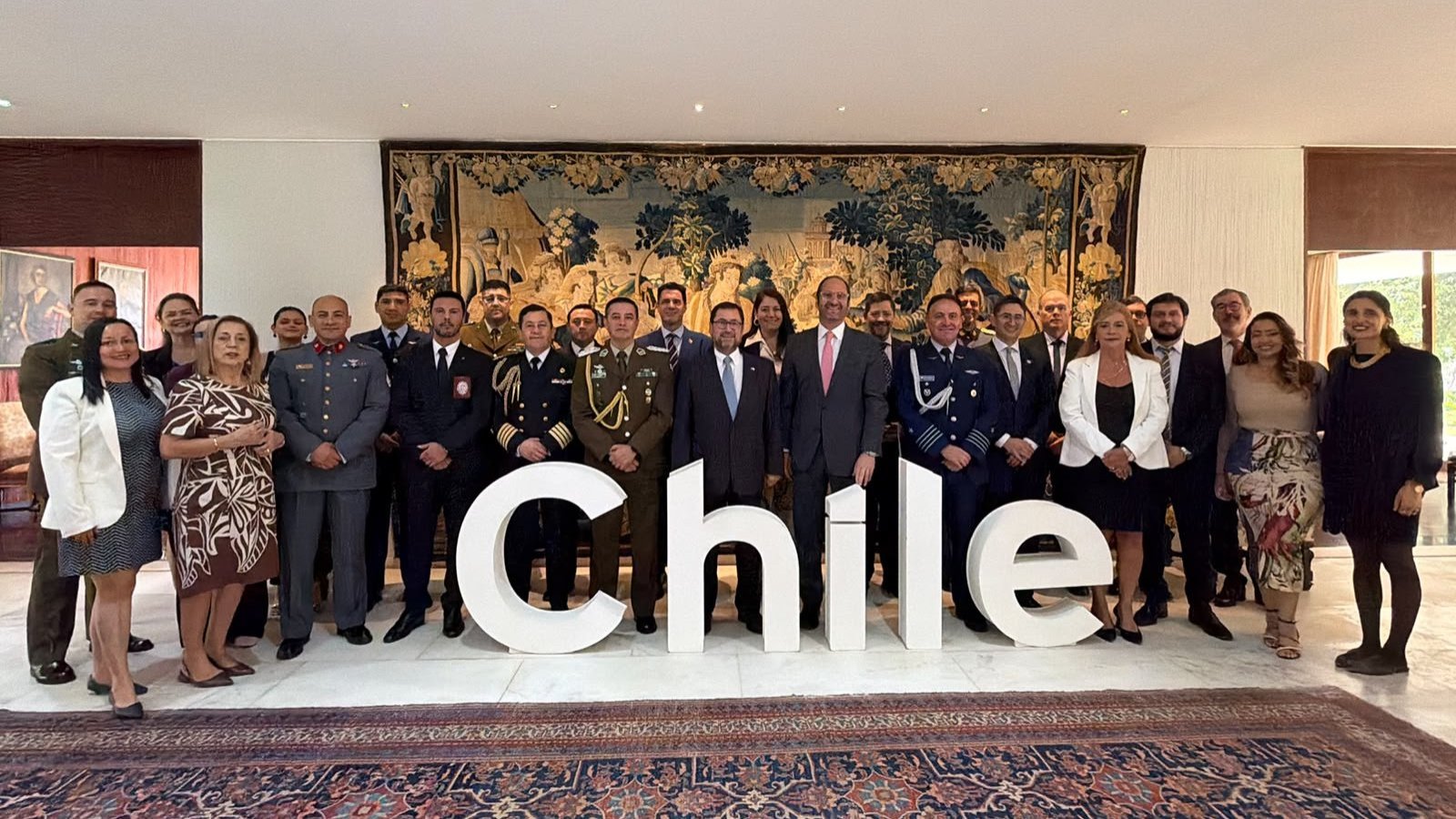 Canciller saluda a equipos de la Embajada de Chile en Brasil