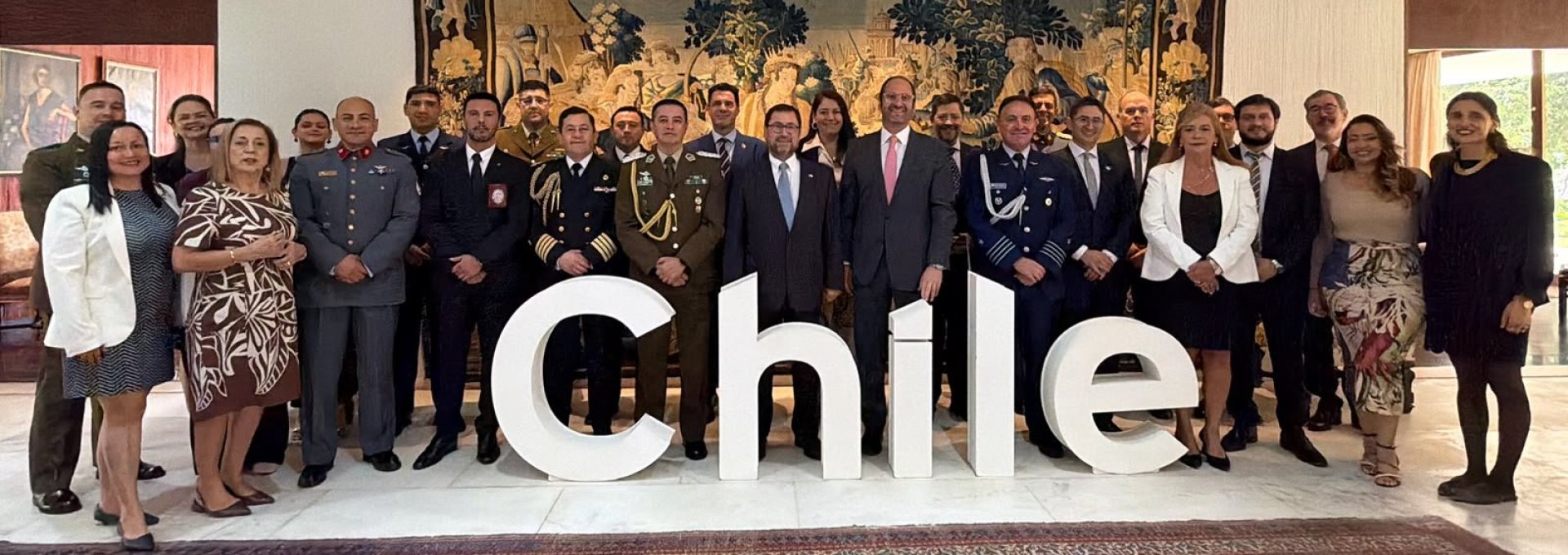 Canciller saluda a equipos de la Embajada de Chile en Brasil