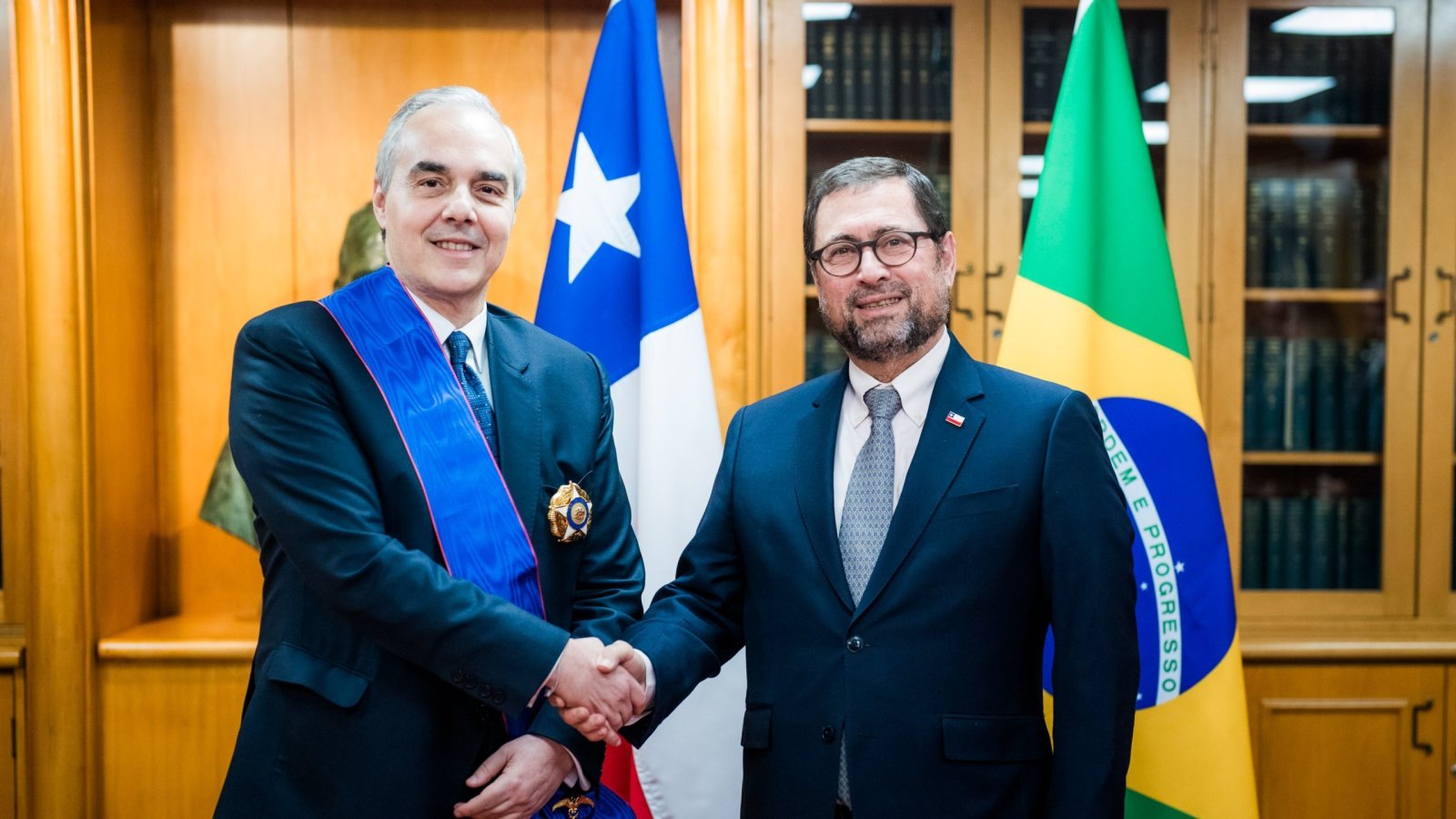 Ministro Pérez Mackenna participa en condecoración de embajador de Brasil en Chile