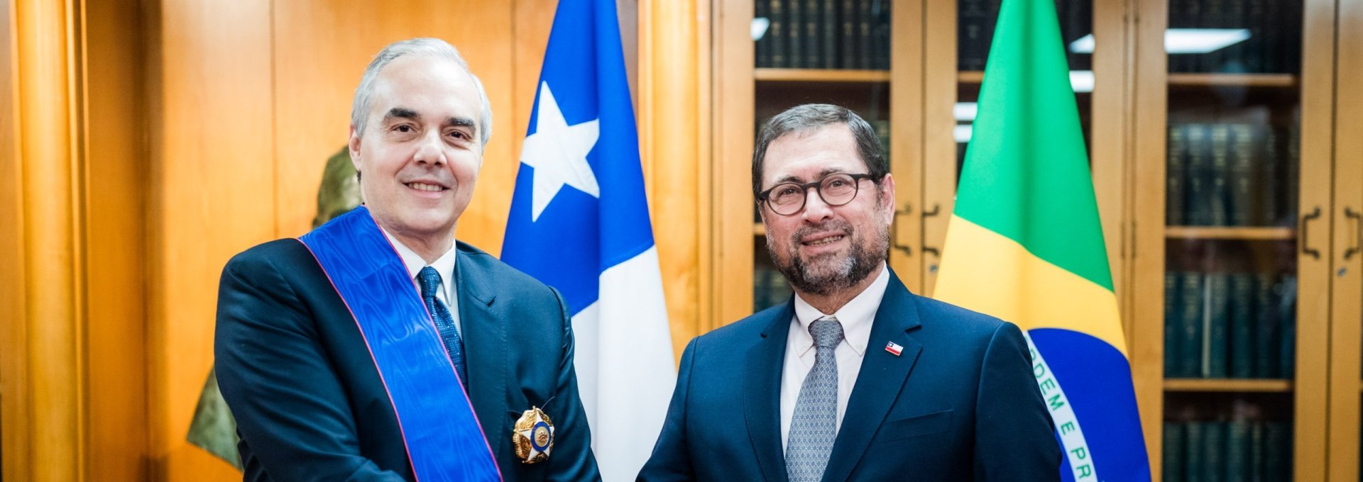 Ministro Pérez Mackenna participa en condecoración de embajador de Brasil en Chile