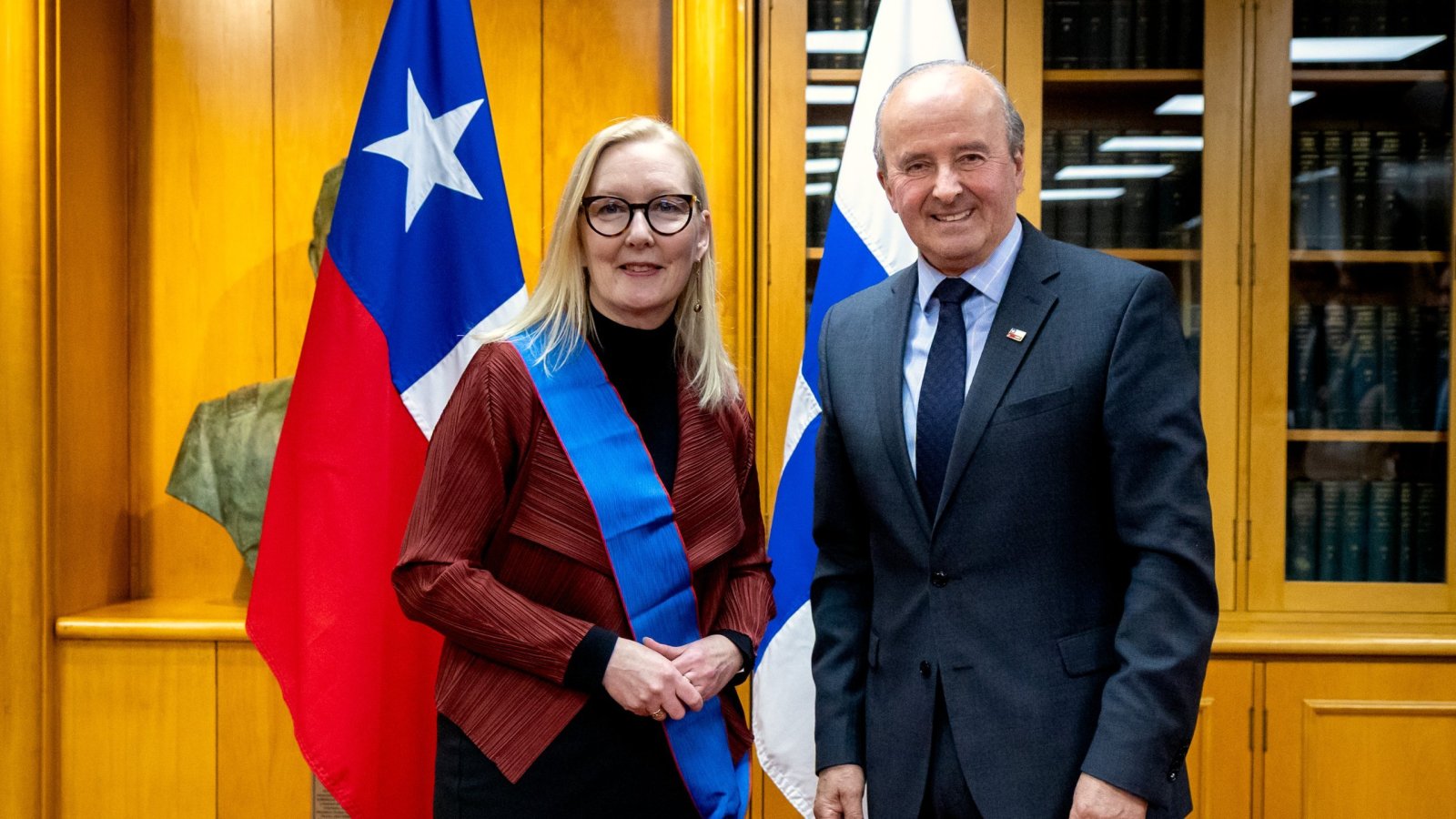 Subsecretario condecora la embajadora de Finlandia en Chile por el término de sus funciones en el país