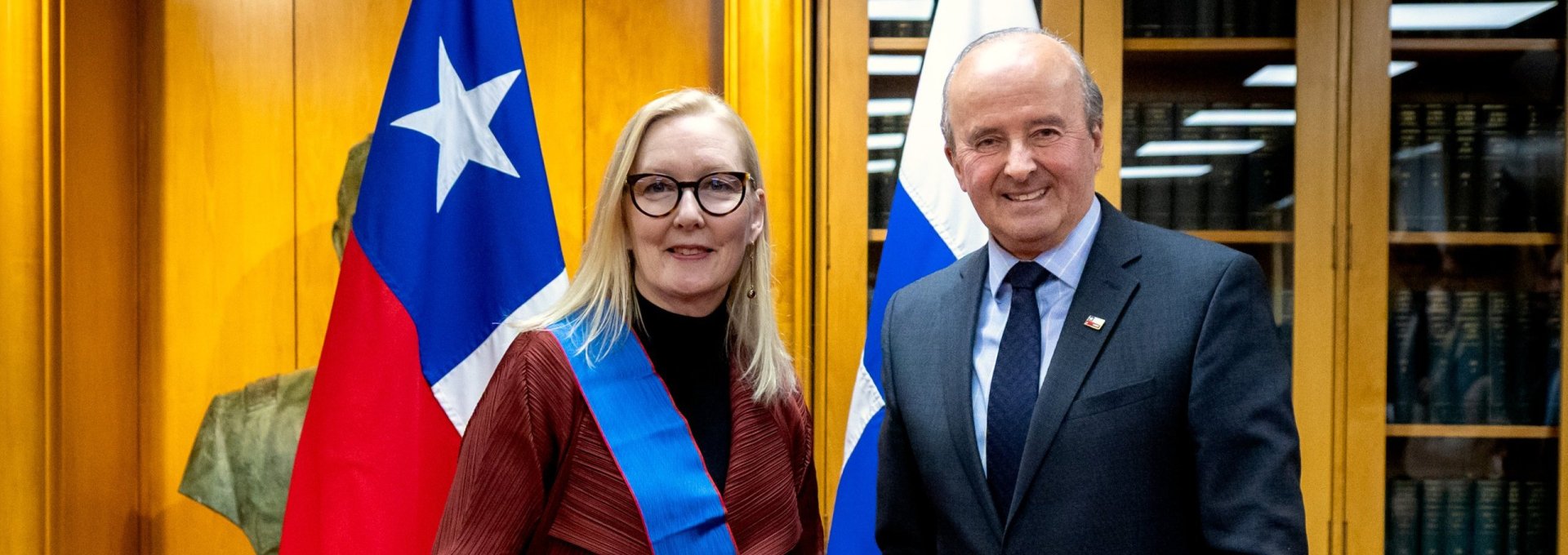 Subsecretario condecora la embajadora de Finlandia en Chile por el término de sus funciones en el país